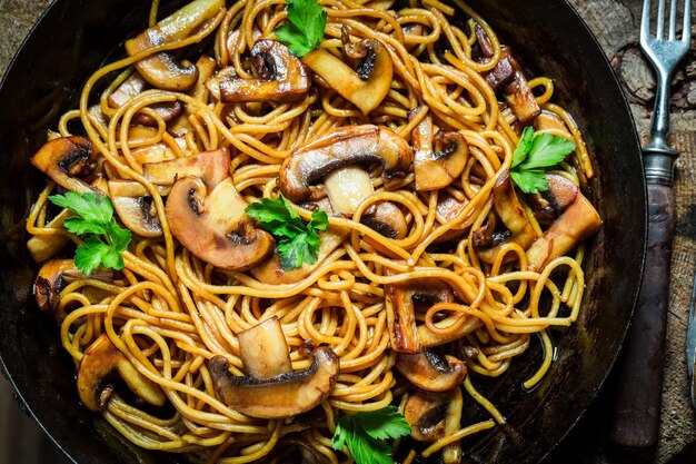 Свежие спагетти с грибами петрушкой и шампиньонами