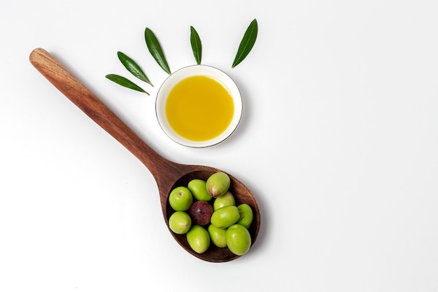 Olio extra vergine di oliva spagnolo fresco con olive