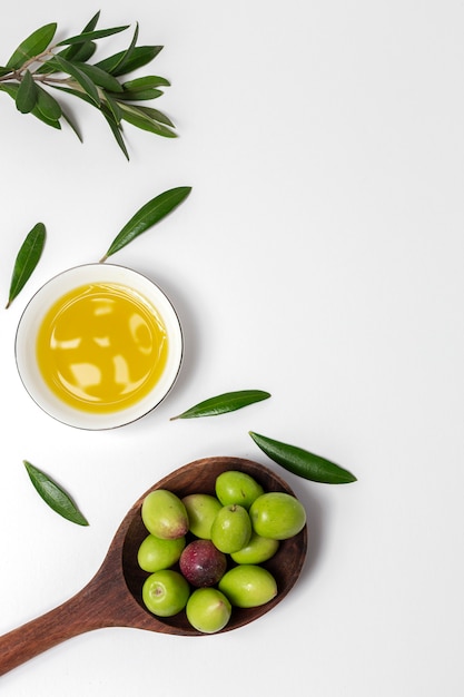 Olio extra vergine di oliva spagnolo fresco con olive