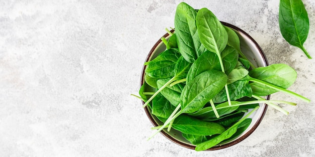 新鮮なほうれん草は、テーブル料理の食事に健康的な緑の食べ物を残します