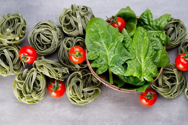 Fresh spinach with green pasta and tomatoes