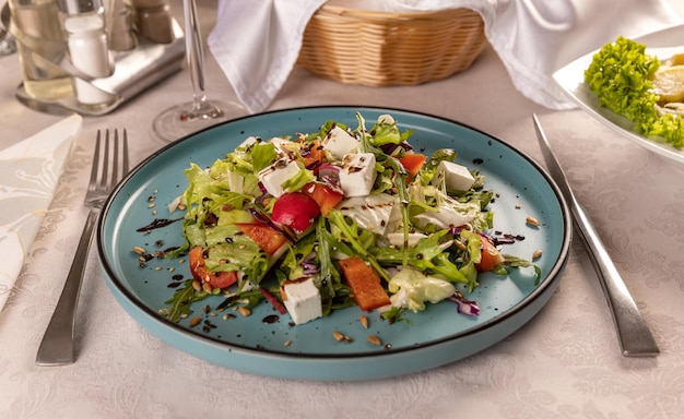 Foto insalata di primavera fresca