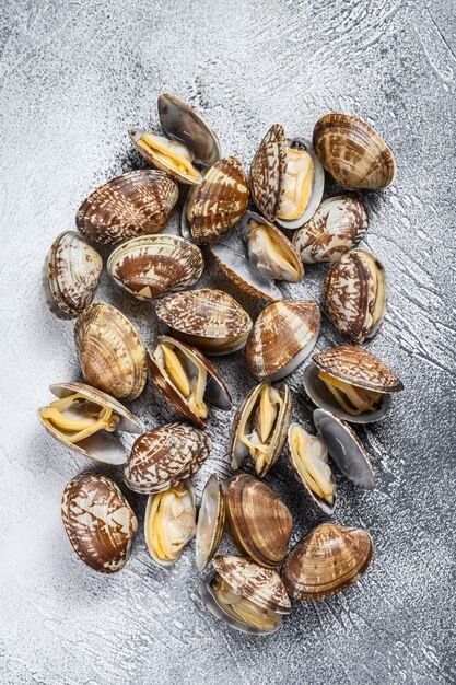 Vongole al vapore fresche sul tavolo della cucina