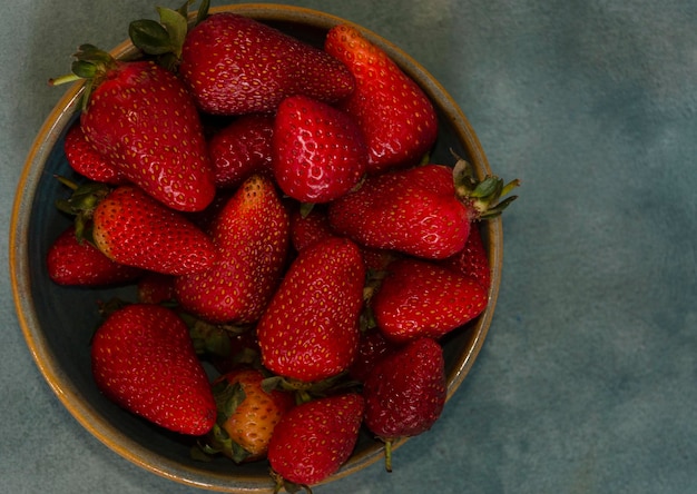 fresh strawberries in ceramic container with natural background naturaler fruits