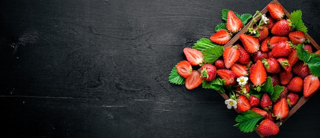신선한 딸기 나무 배경에 건강 식품 상위 뷰 여유 공간