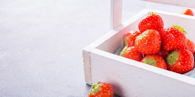 사진 흰색 상자에 신선한 딸기