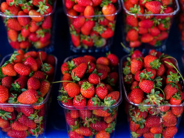 Photo fresh strawberries at the market