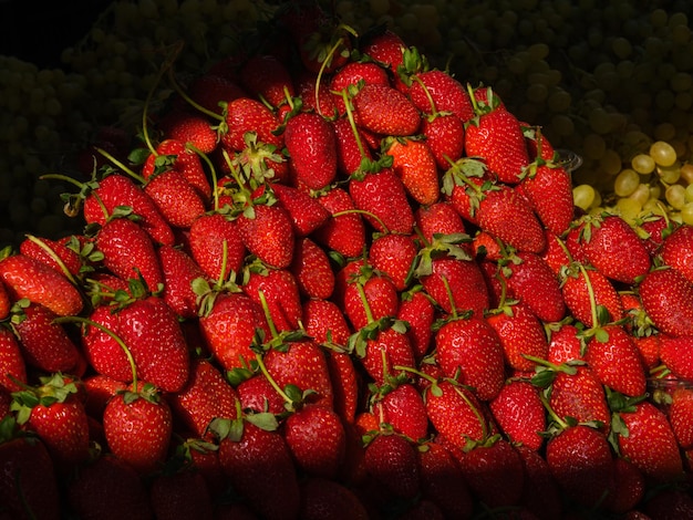 Photo fresh strawberries at the market