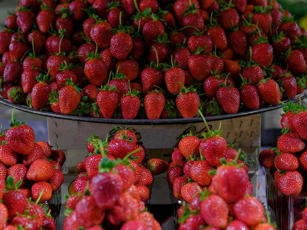 Photo fresh strawberries at the market