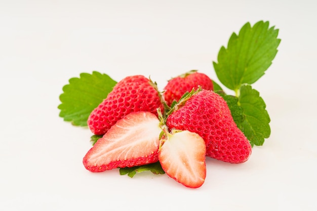 Photo fresh strawberries on monochrome background