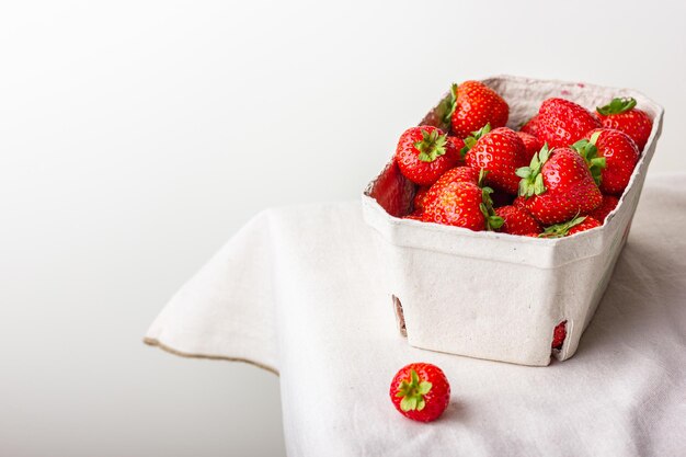 Photo fresh strawberries in paper basket