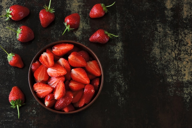 Fragole fresche affettate in una ciotola.