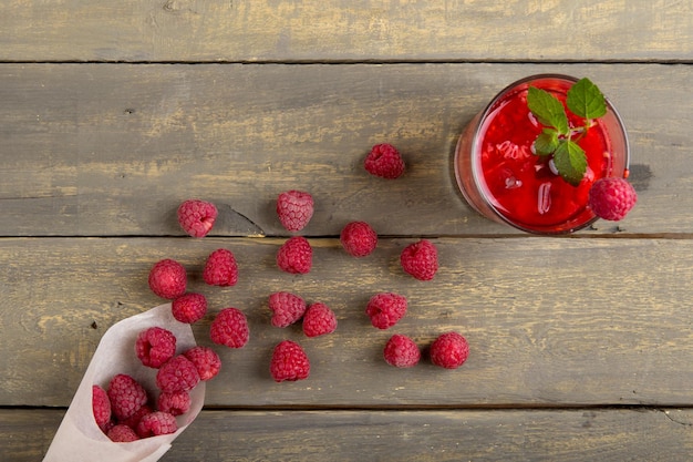 나무 테이블 배경에 있는 신선한 딸기 건강 및 다이어트 식품 개념