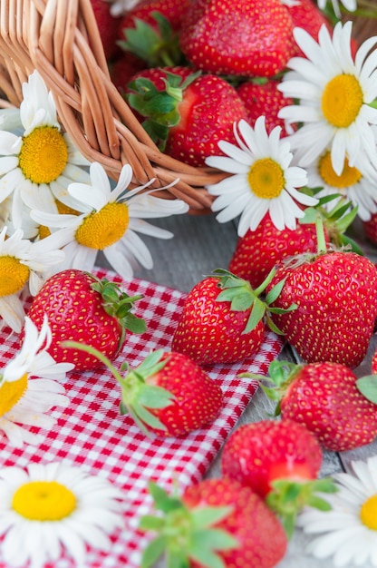 Foto fragole fresche sulla tavola di legno