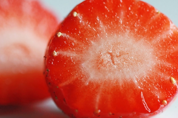 新鮮なイチゴをクローズアップ、白い背景の上のマクロ