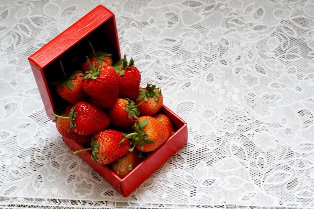 Photo fresh strawberry fruit in a box set on the table