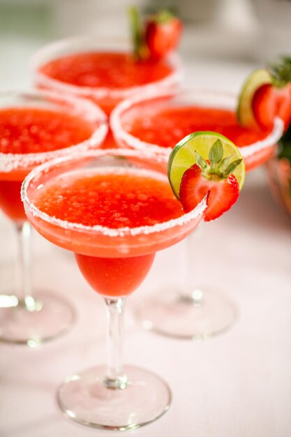 Fresh Strawberry Margarita cocktail gegarneerd met verse aardbeien en limoen.