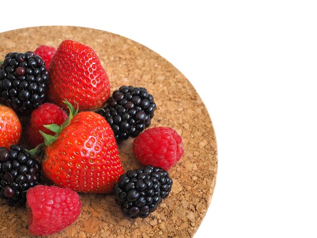 Fragola fresca, lampone e mora su fondo in legno, cibo sano e dieta.