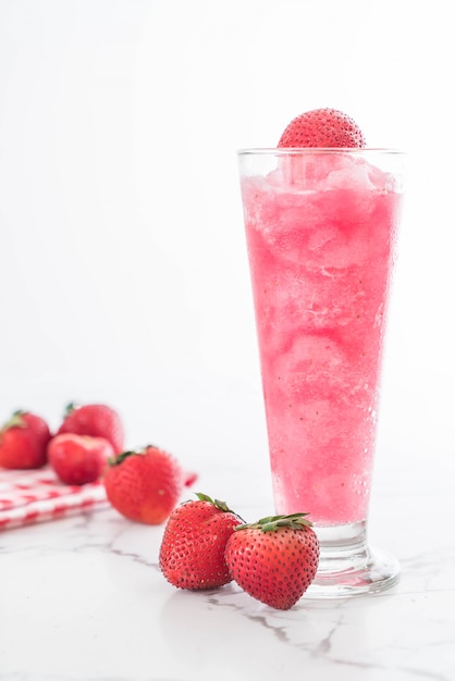 fresh strawberry smoothie 