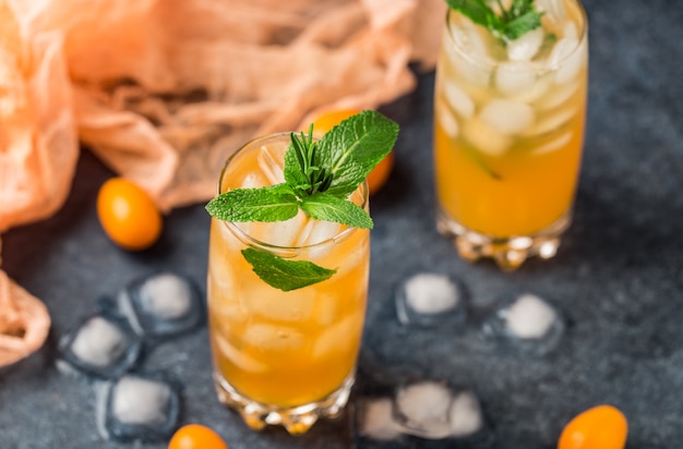 オレンジジュースとアイスキューブの新鮮な夏のカクテル。オレンジソーダ飲み物のグラス