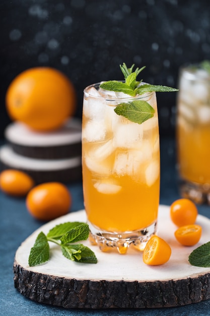 신선한 여름 오렌지 주스와 얼음 조각으로 칵테일. 오렌지 소다 음료의 유리
