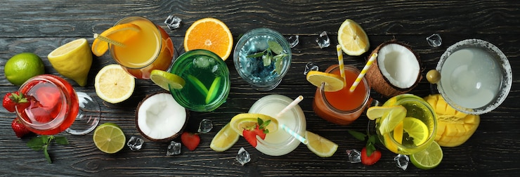 Photo fresh summer cocktails on rustic wooden table