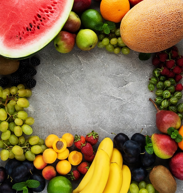 Свежие летние фрукты и ягоды