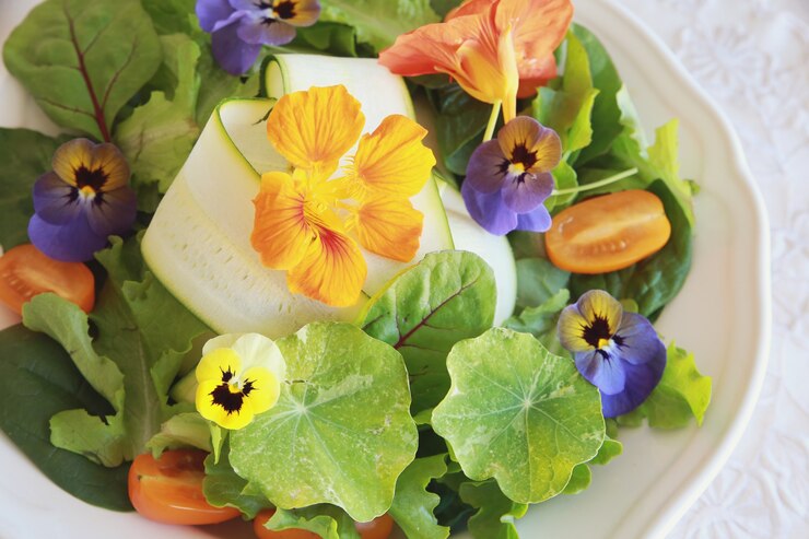 Photo 食用花を使った新鮮な夏のサラダ