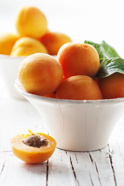 Свежие сладкие абрикосы на деревянном столе