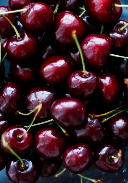 Свежая черешня, сочные ягоды вишни, фруктовый десерт в качестве фона для здорового питания