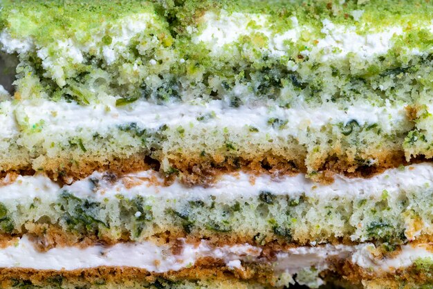 Torta verde fresca e dolce con kiwi verde a fette