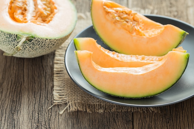 Foto melone dolce fresco sul vecchio tavolo di legno