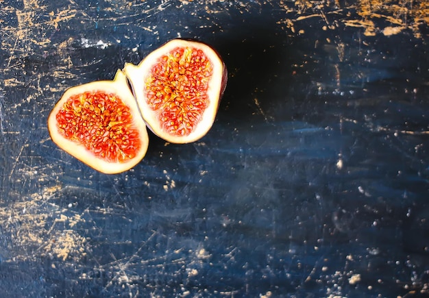 Photo fresh sweet ripe figs on dark scratched rustic background raw fruits