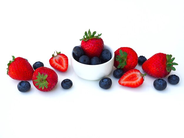 Foto fragola e mirtillo freschi e dolci su fondo bianco, frutta sana e dieta.