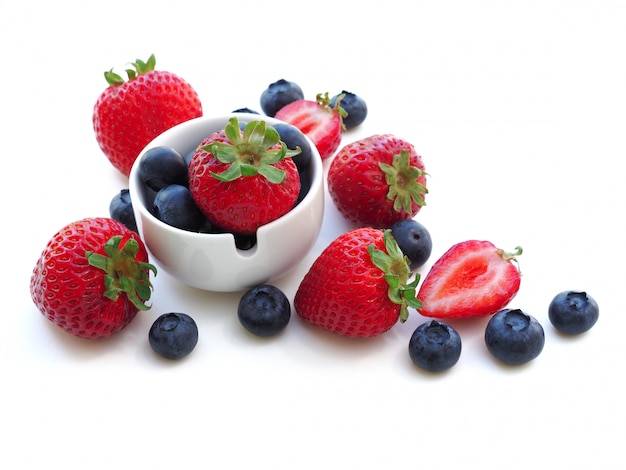 신선 하 고 달콤한 딸기와 흰색 배경, 건강 한 과일 및 다이어트에 블루 베리.