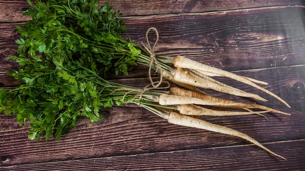 Foto prezzemolo bianco fresco e dolce su un tavolo di legno dal piccolo giardino del villaggio