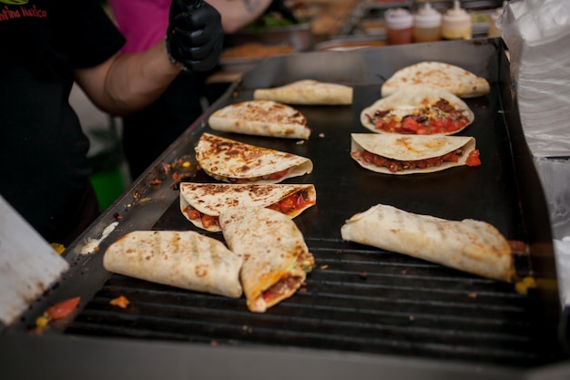 Tacos freschi chef che cucina il burito messicano cuocere la preparazione del delizioso burito messicano in cucina