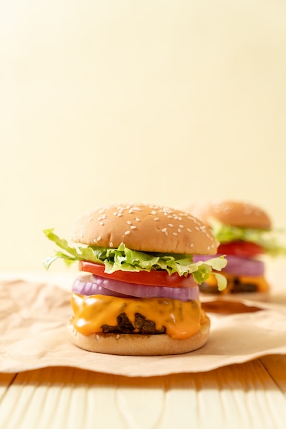 チーズとフライドポテトの新鮮なおいしい牛肉のハンバーガー