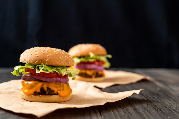 チーズとフライドポテトの新鮮なおいしい牛肉のハンバーガー