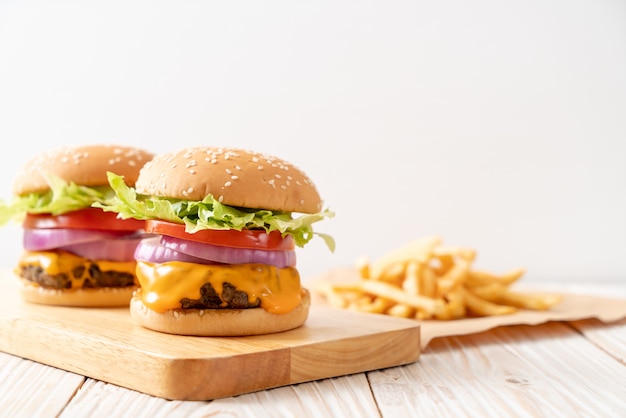 チーズとフライドポテトの新鮮なおいしい牛肉のハンバーガー