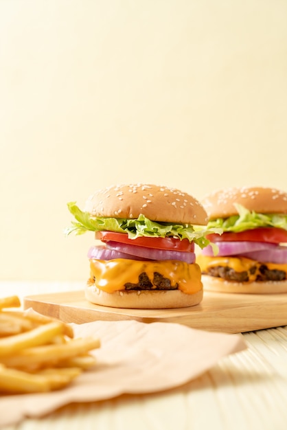 Hamburger di manzo fresco gustoso con formaggio e patatine fritte