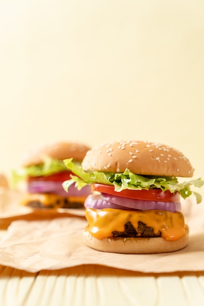 Hamburger di manzo fresco gustoso con formaggio e patatine fritte