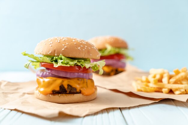 Hamburger di manzo fresco gustoso con formaggio e patatine fritte