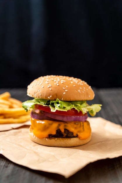 Hamburger di manzo fresco gustoso con formaggio e patatine fritte