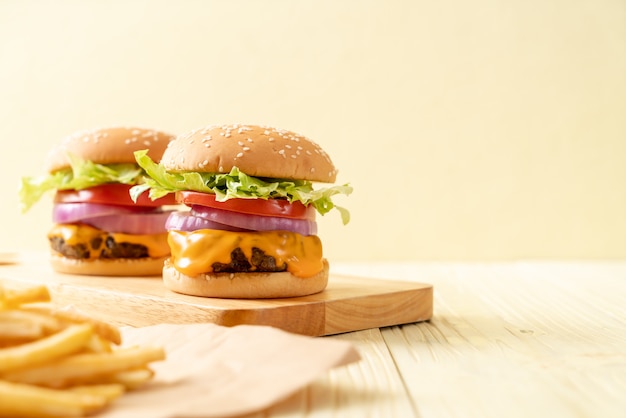 チーズとフライドポテトと新鮮なおいしい牛肉バーガー