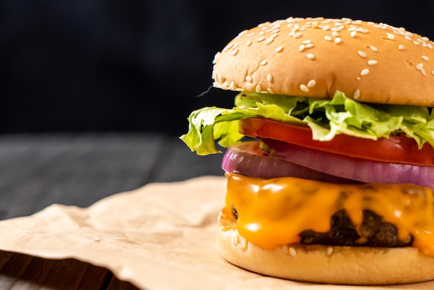 チーズとフライドポテトと新鮮なおいしい牛肉バーガー