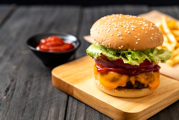 Hamburger di manzo fresco gustoso con formaggio e ketchup