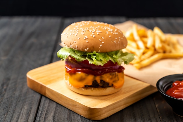 Hamburger di manzo fresco gustoso con formaggio e ketchup