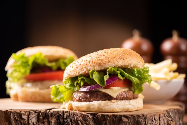 Un hamburger fresco e gustoso e patatine fritte sul tavolo di legno