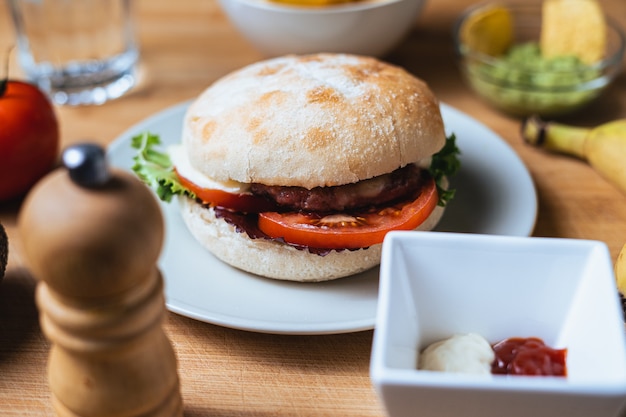 素朴なパンと新鮮なおいしいハンバーガー。食品の背景。